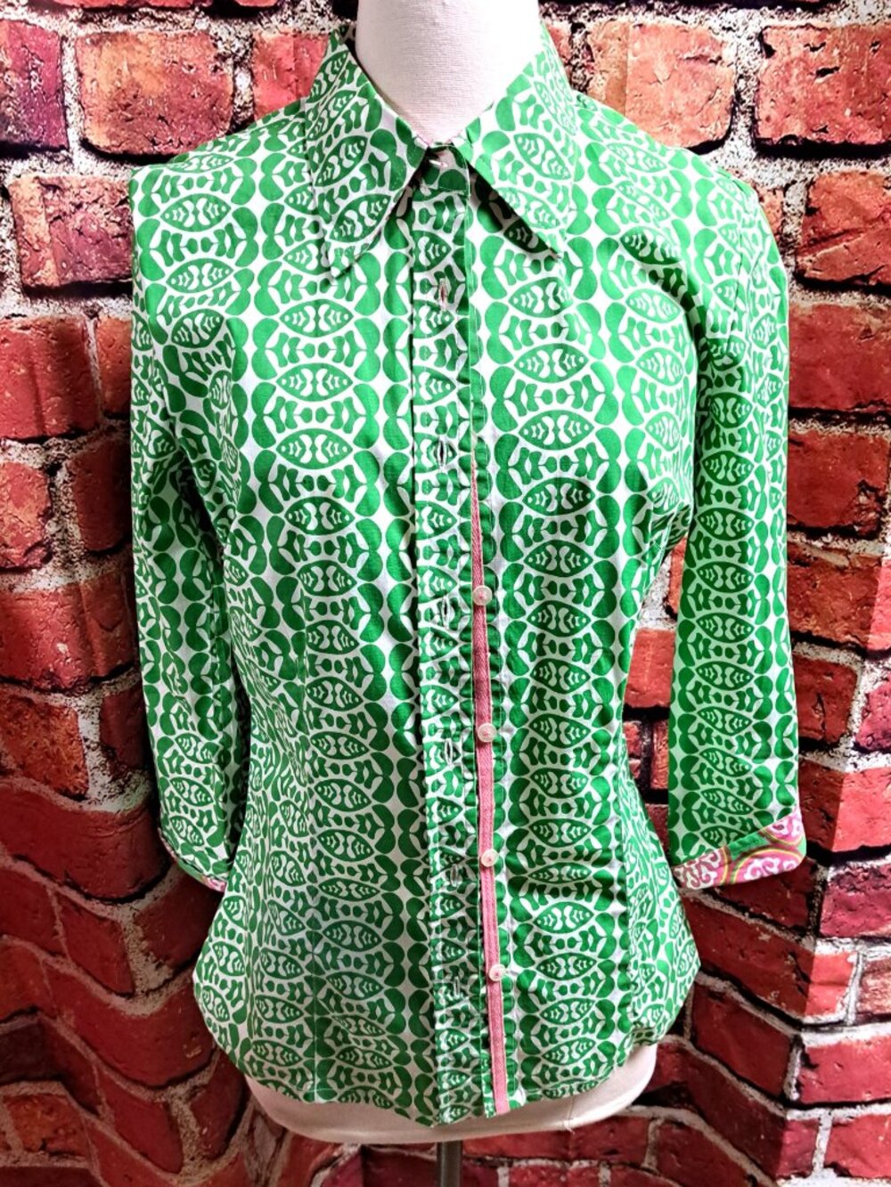 TIZZIE LADIES BUTTON UP COTTON BLOUSE GREEN WHITE DESIGN W PINK ACCENTS SIZE SM